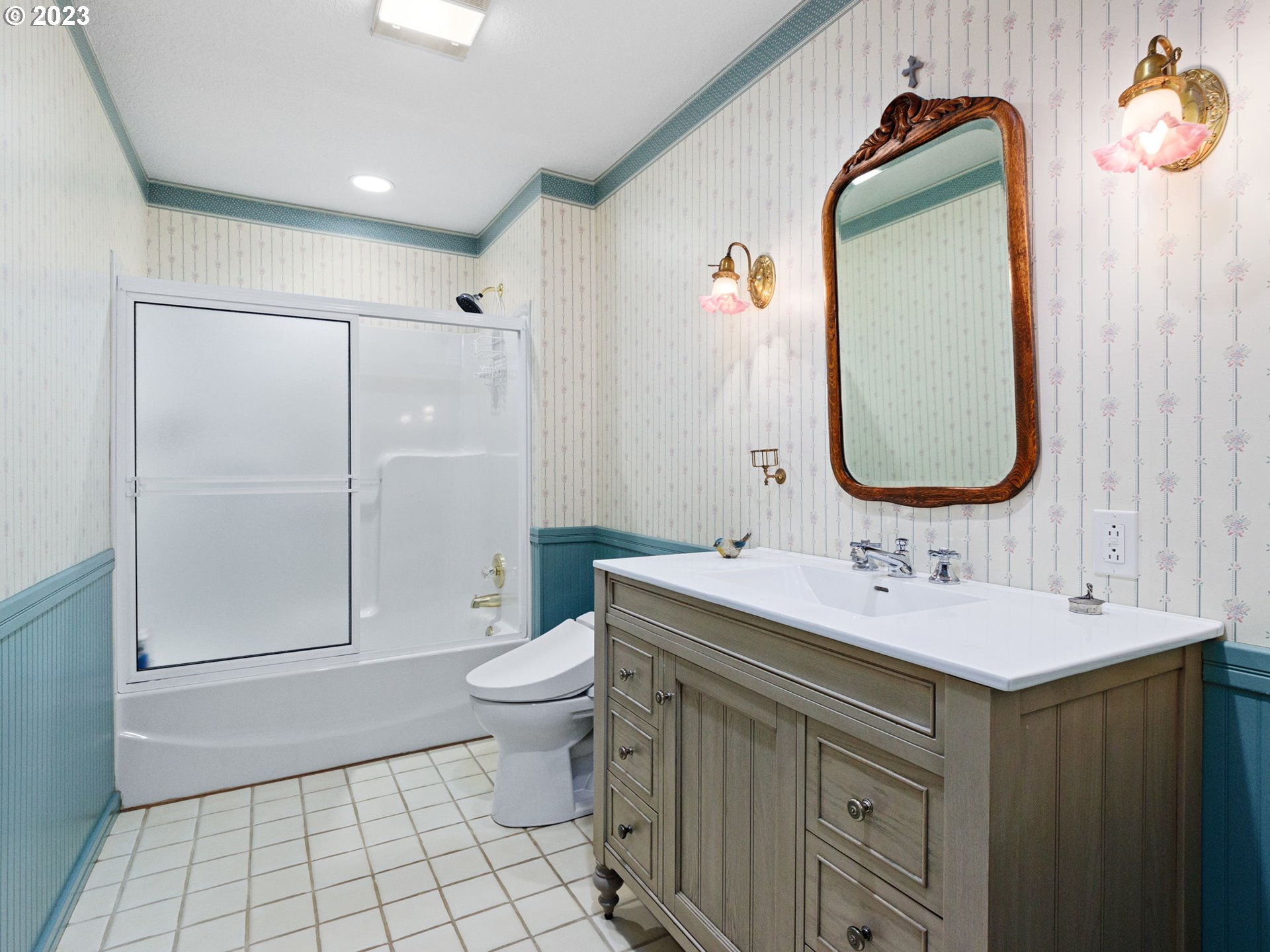 29600 South Dryland Road Canby, OR 97013 - Photo 24 of 48 a bathroom with a sink toilet and shower