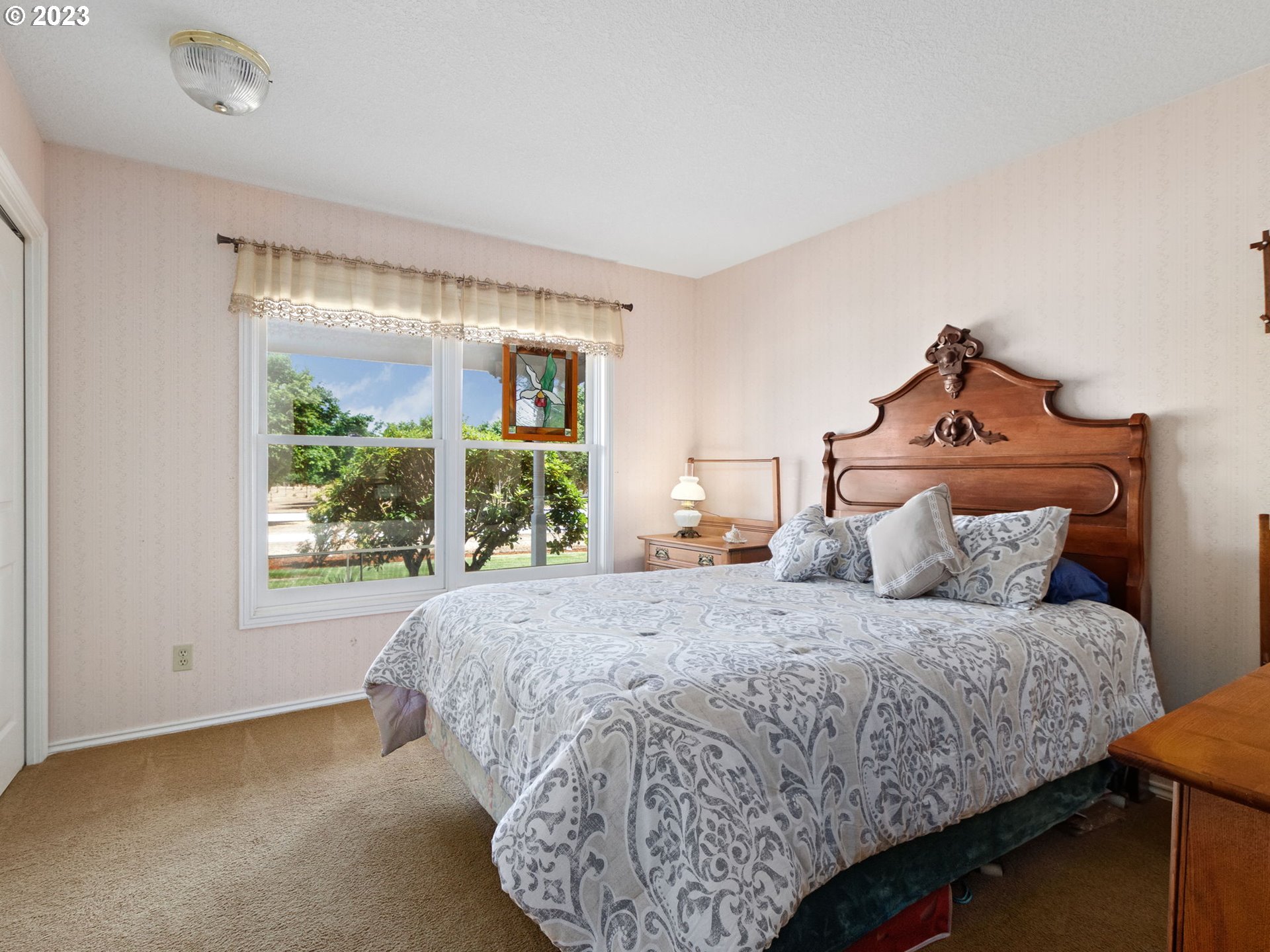29600 South Dryland Road Canby, OR 97013 - Photo 25 of 48 a bedroom with a bed and a window