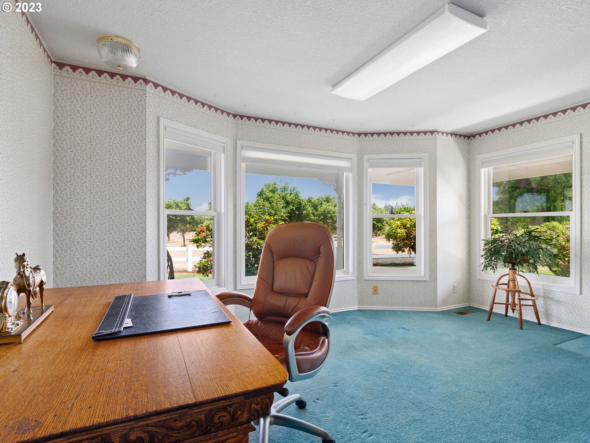 29600 South Dryland Road Canby, OR 97013 - Photo 26 of 48 a room with furniture and a window
