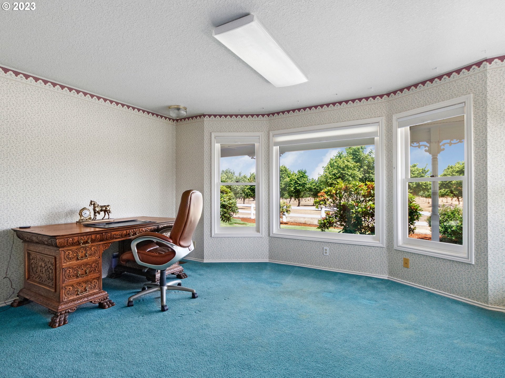 29600 South Dryland Road Canby, OR 97013 - Photo 27 of 48 a workspace with wooden floor and a window