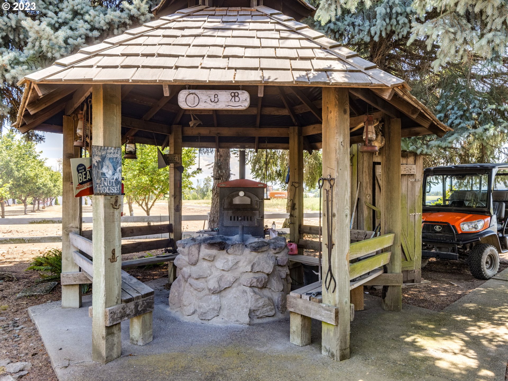 29600 South Dryland Road Canby, OR 97013 - Photo 31 of 48 a view of an chairs and table in the patio