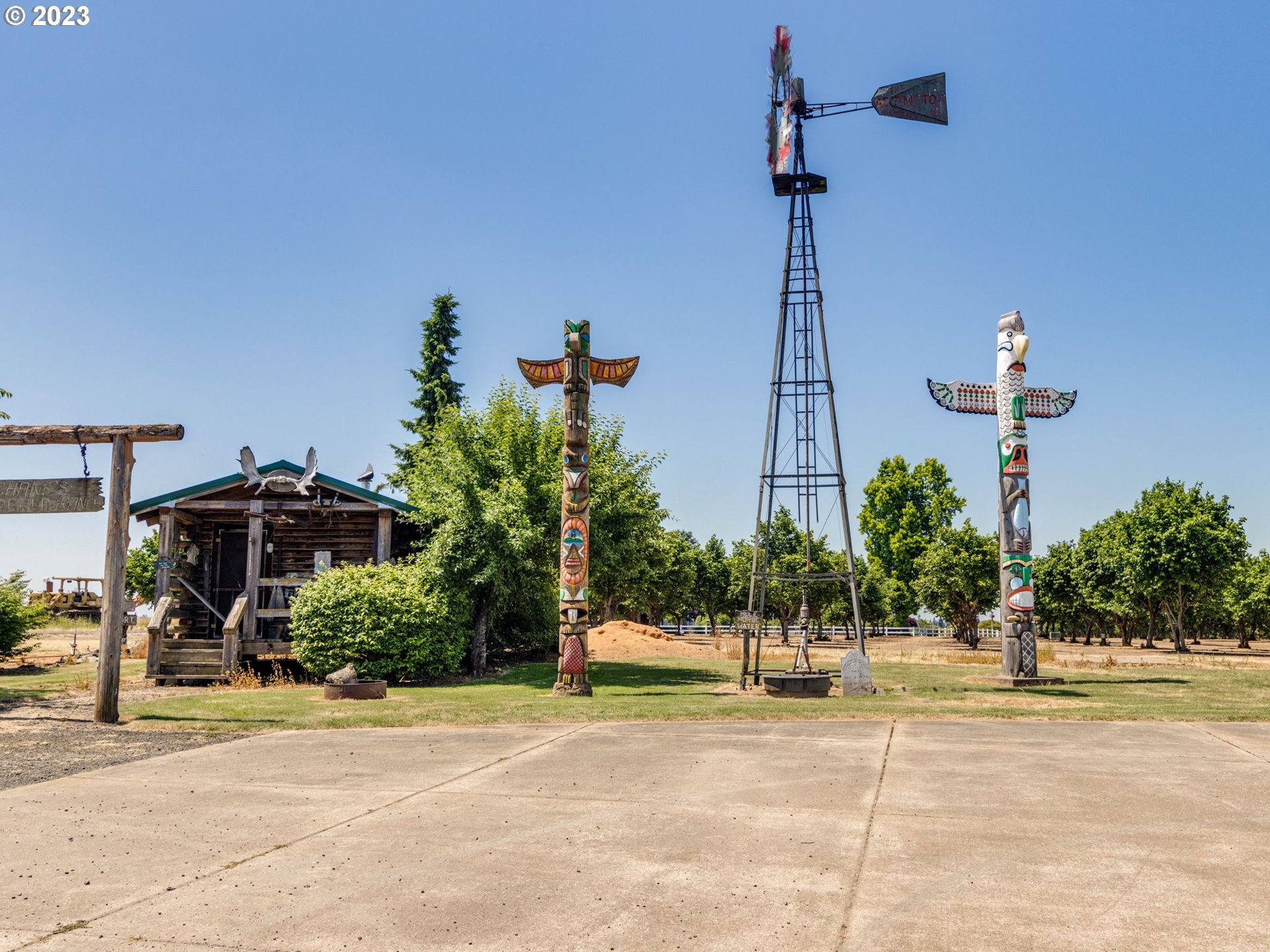 29600 South Dryland Road Canby, OR 97013 - Photo 38 of 48 a palm tree sitting in front of a building