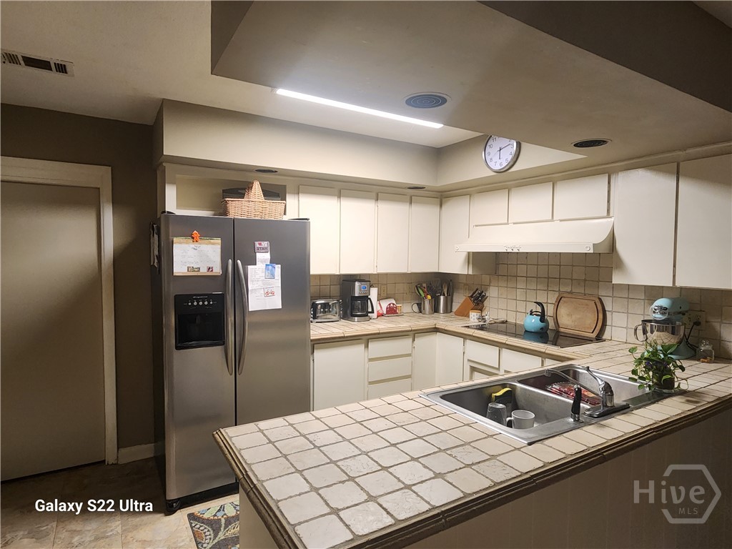 207 Devonshire Road Savannah, GA 31410 - Photo 5 of 13 kitchen