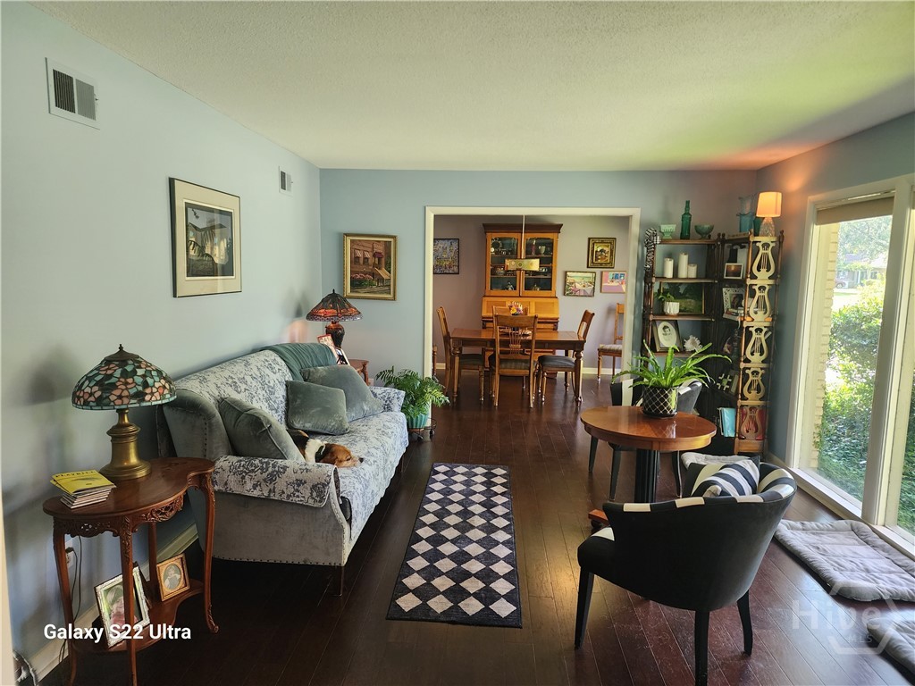 207 Devonshire Road Savannah, GA 31410 - Photo 8 of 13 living room