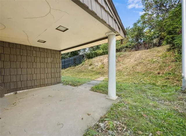 a view of a backyard