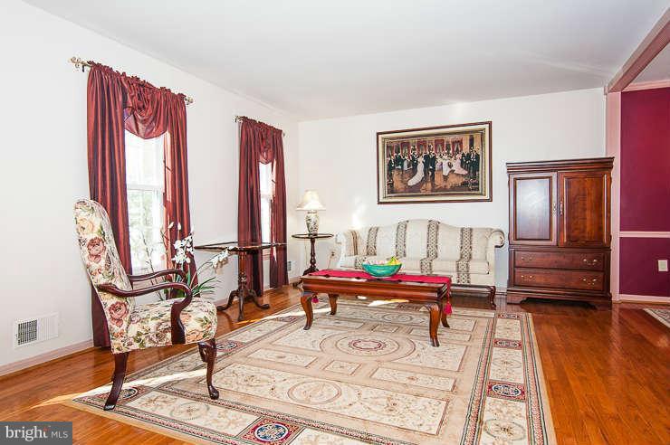 7801 Cliffside Court Springfield, VA 22153 - Photo 4 of 30 a living room with furniture and wooden floor