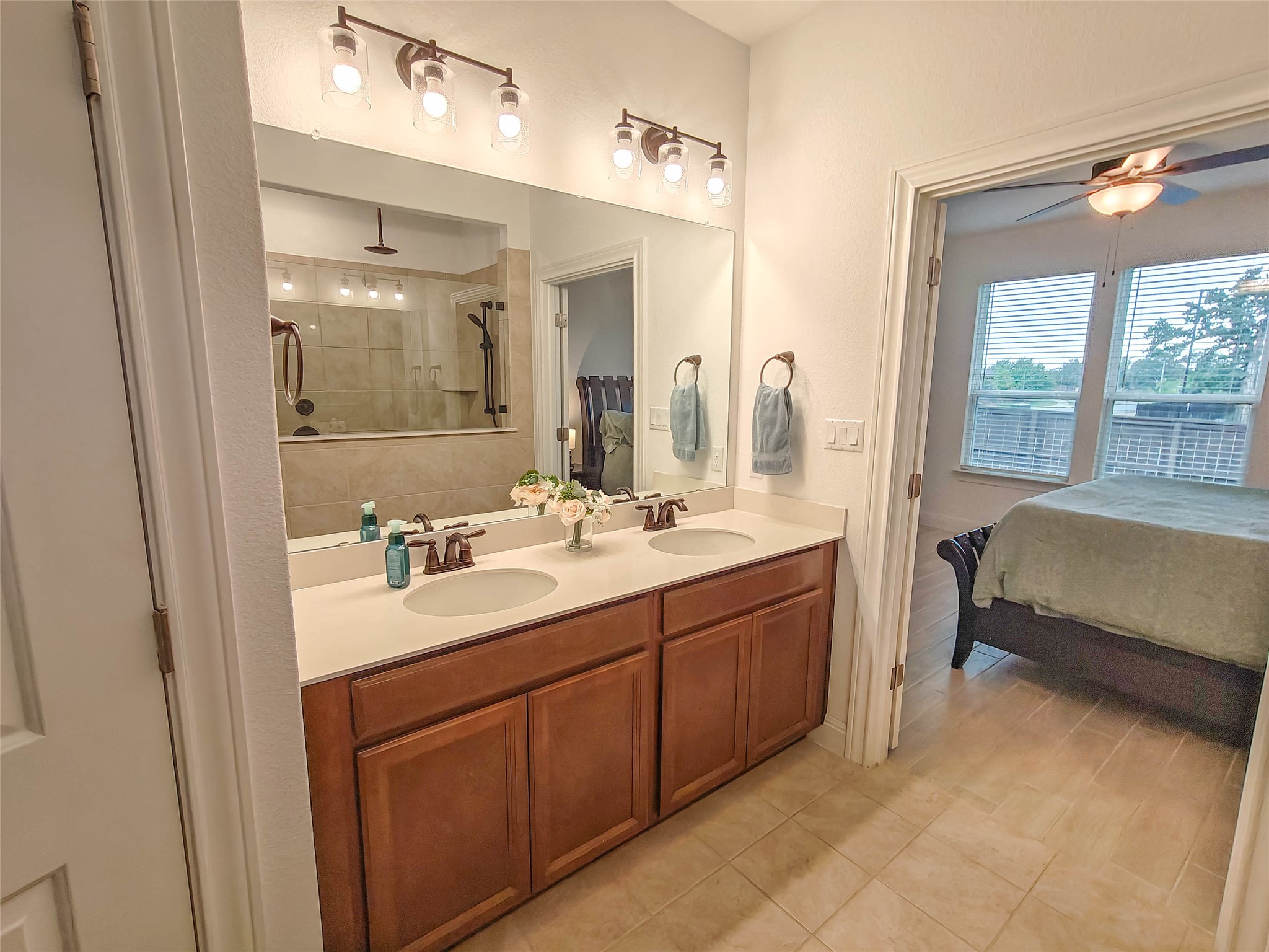 200 Fiddleneck Road Marble Falls, TX 78654 - Photo 18 of 37 a en suite bathroom with a double vanity sink a large mirror and a bathtub
