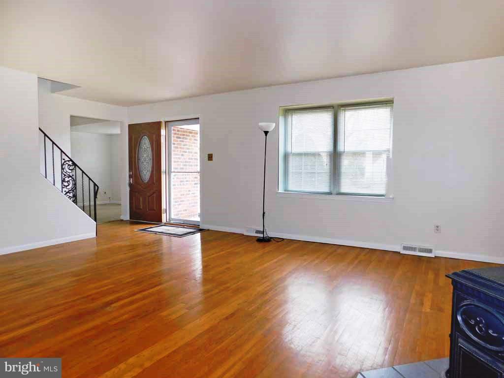 402 Wendy Road Southampton, PA 18966 - Photo 3 of 30 Living Room