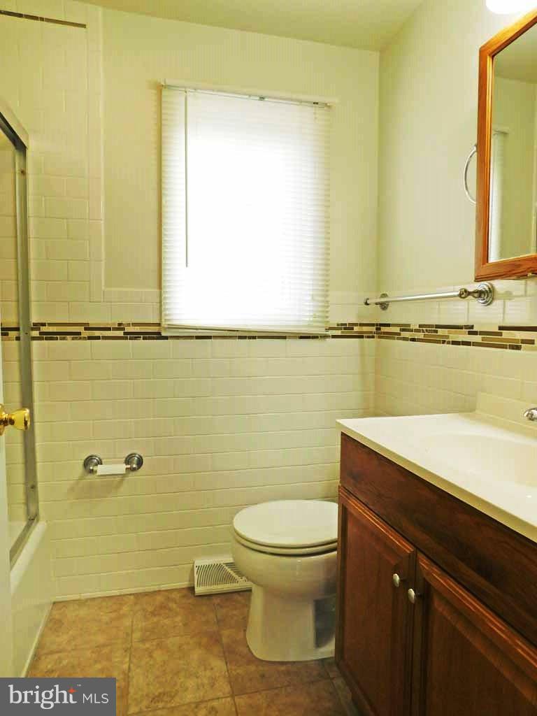402 Wendy Road Southampton, PA 18966 - Photo 22 of 30 Hall Bath