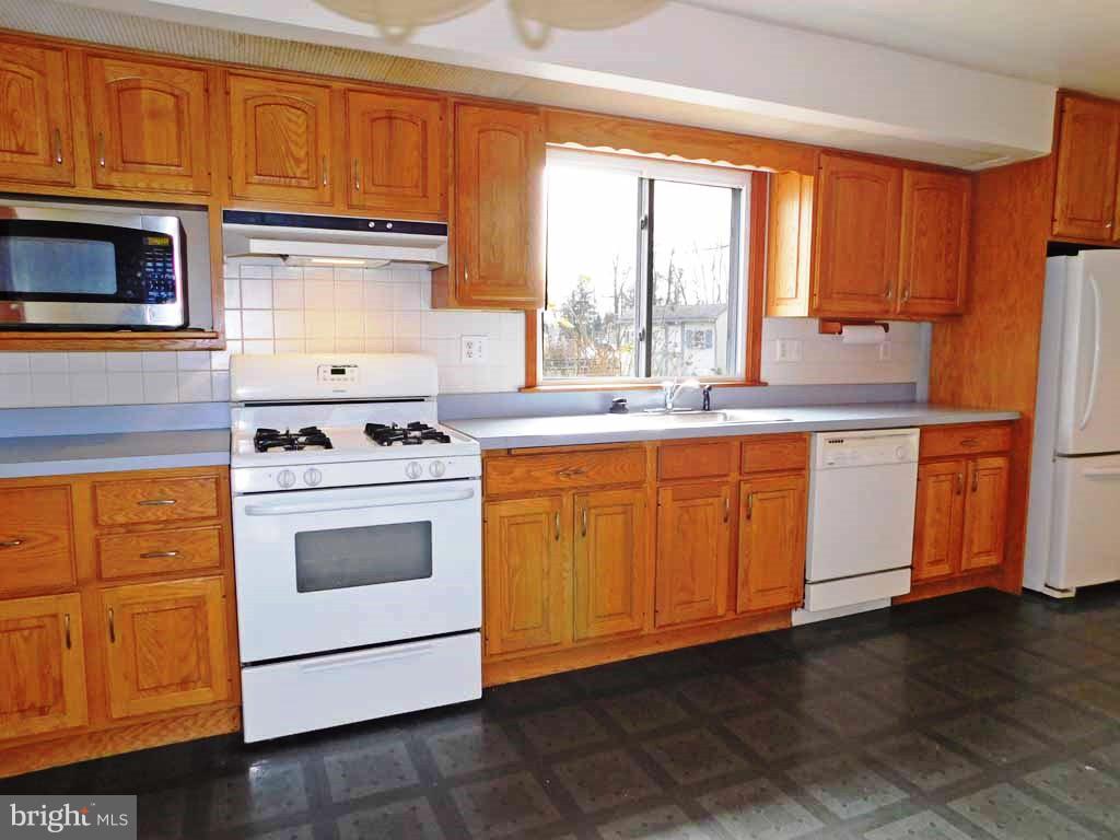 402 Wendy Road Southampton, PA 18966 - Photo 8 of 30 Kitchen