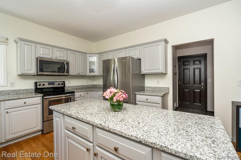 1143 Waycroft Lane Rochester, MI 48307 - Photo 15 of 54