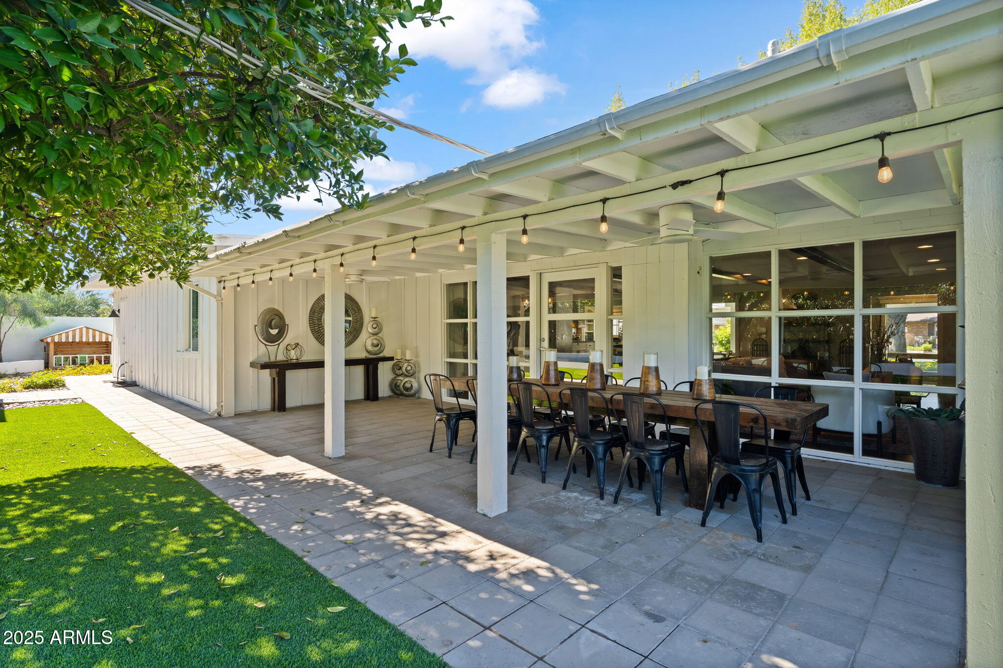 7519 North 12th Avenue Phoenix, AZ 85021 - Photo 42 of 52 a view of a patio with table and chairs