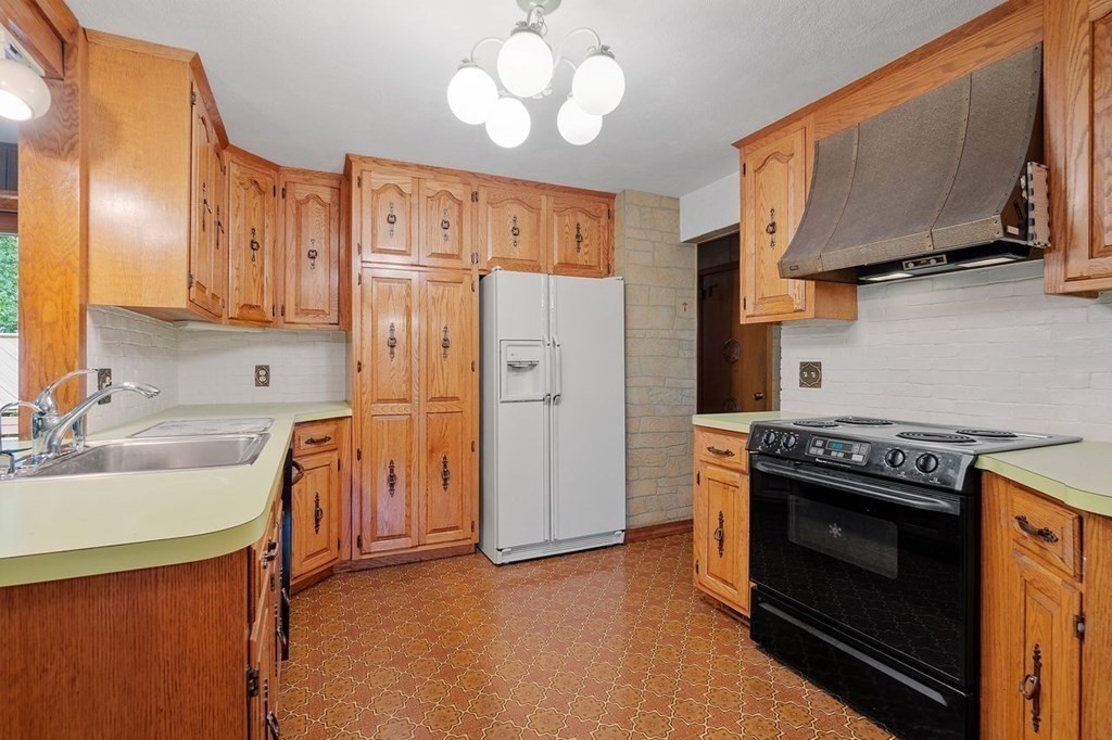 8 Symphony Road Peabody, MA 01960 - Photo 7 of 36 Gallery Image 7