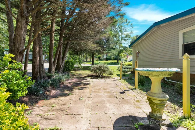 a view of a house with a backyard