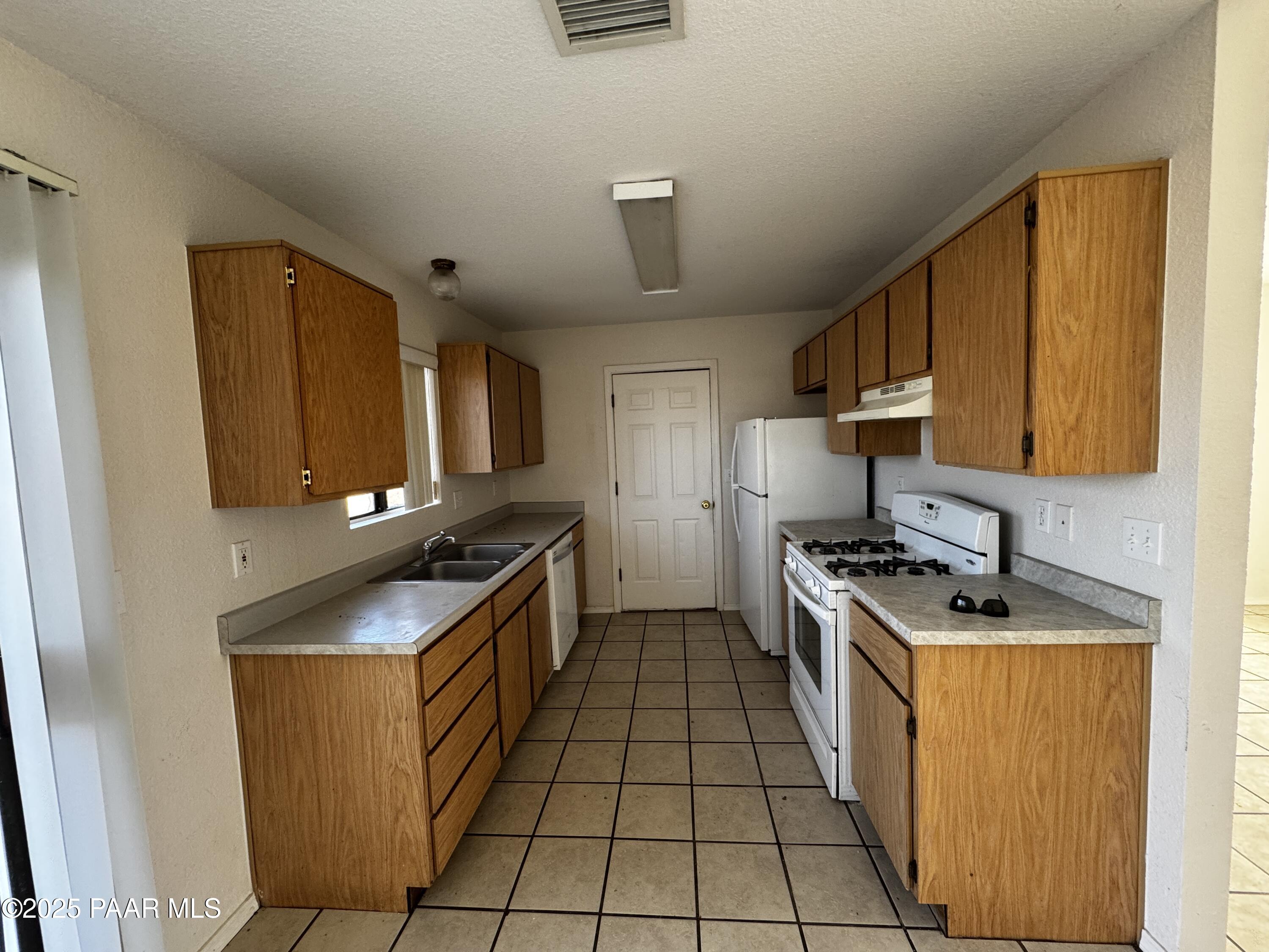 3812 North Tani Road, Unit C Prescott Valley, AZ 86314 - Photo 4 of 10 IMG_7925