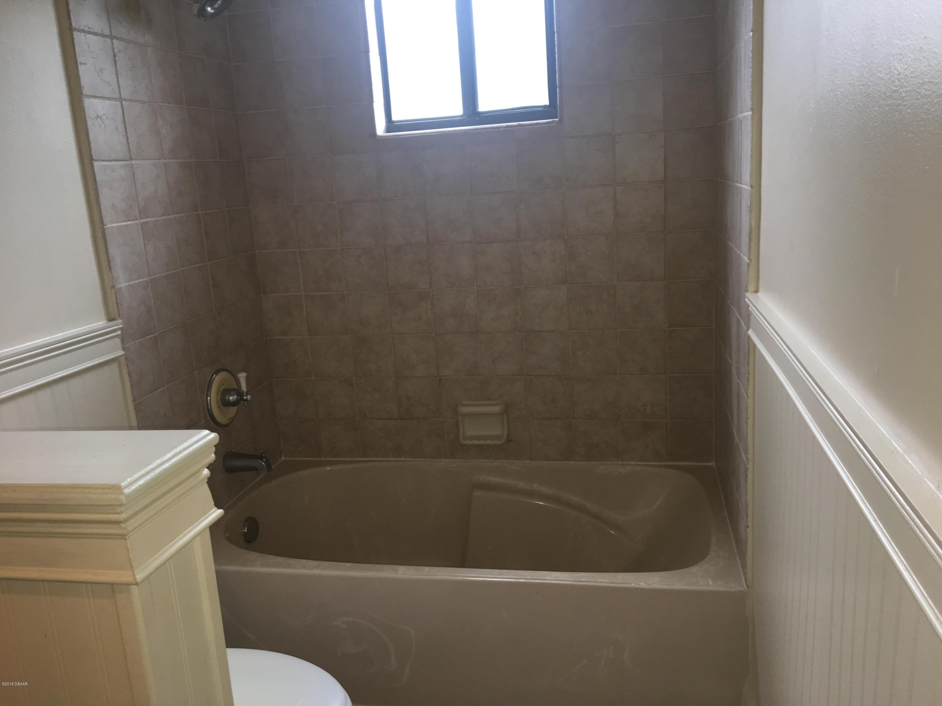 132 Tern Court Daytona Beach, FL 32119 - Photo 30 of 34 a bathroom with a bathtub