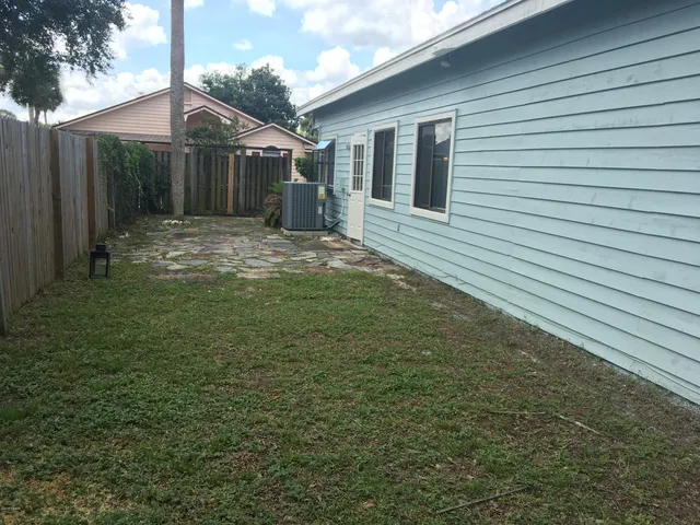 a view of a backyard