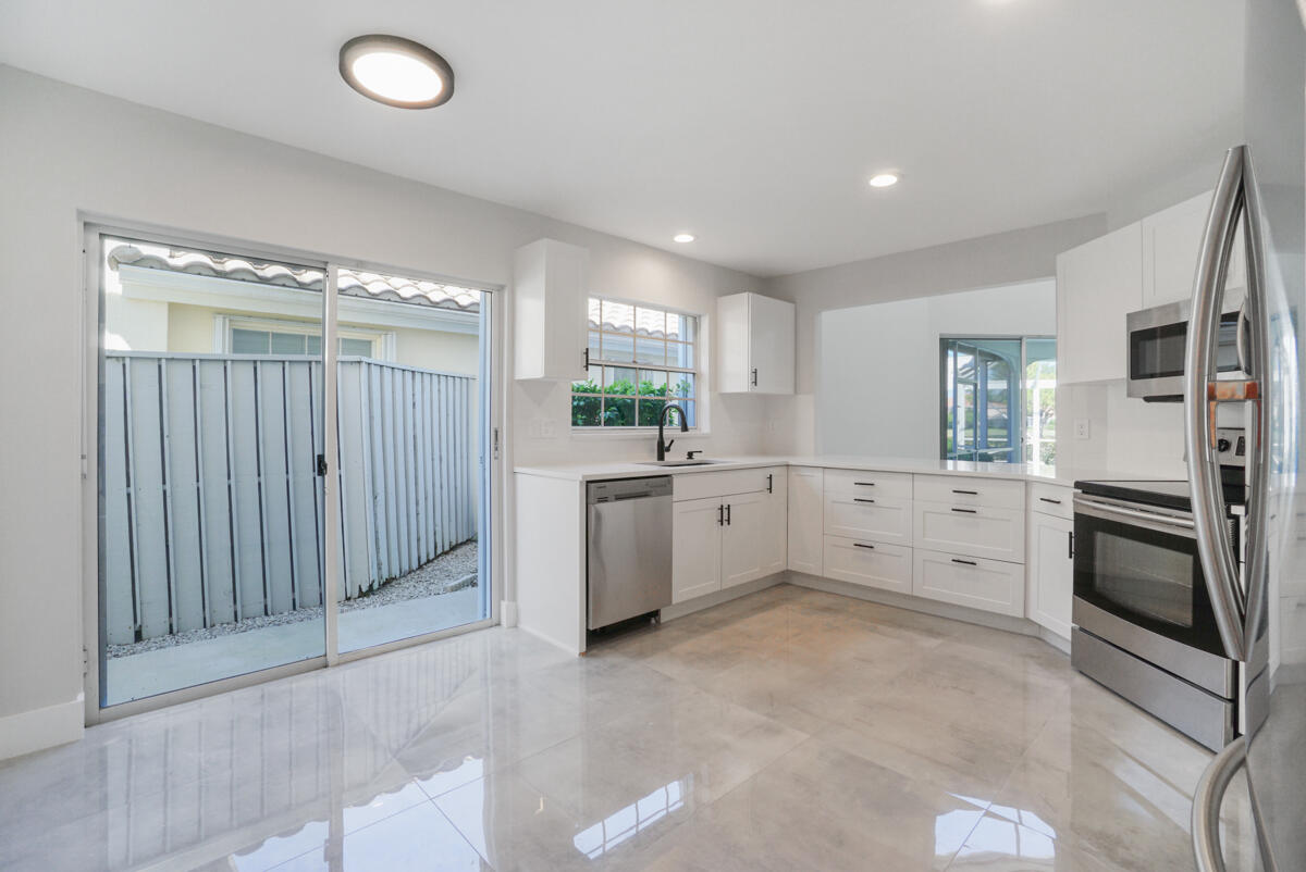 149 Eagleton Court Palm Beach Gardens, FL 33418 - Photo 17 of 49 Modern Kitchen