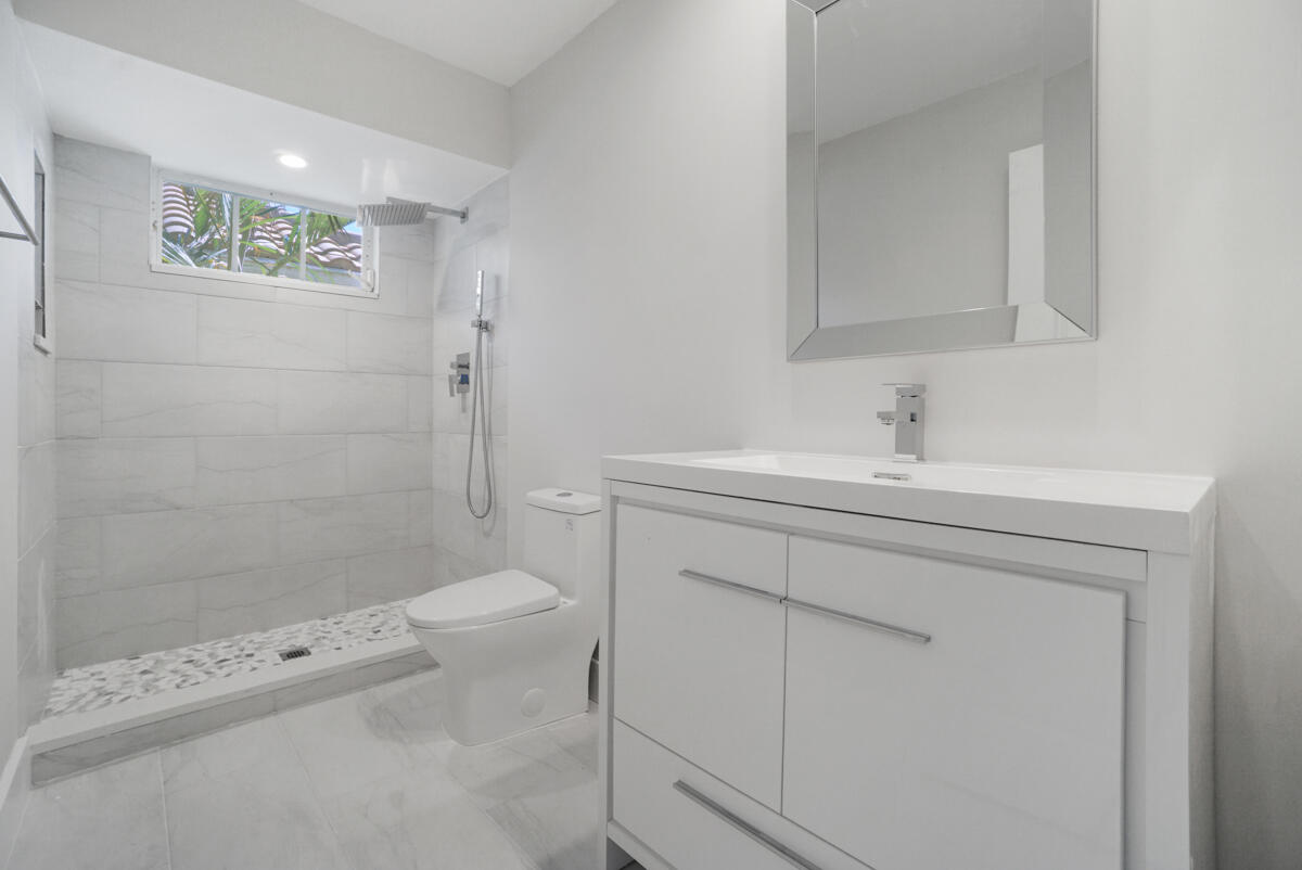149 Eagleton Court Palm Beach Gardens, FL 33418 - Photo 31 of 49 3rd Bathroom