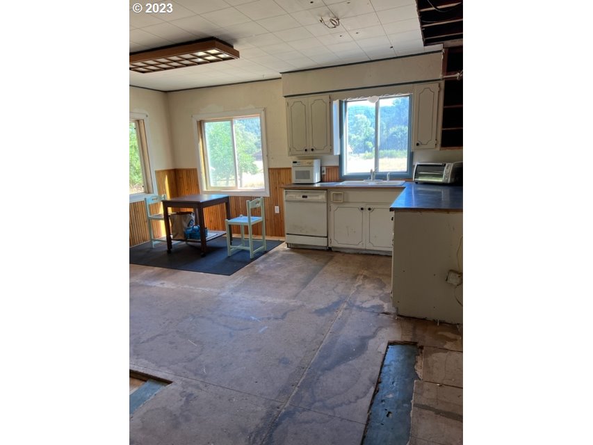 40702 Potter Creek Road Springfield, OR 97478 - Photo 28 of 31 Gallery Image 28