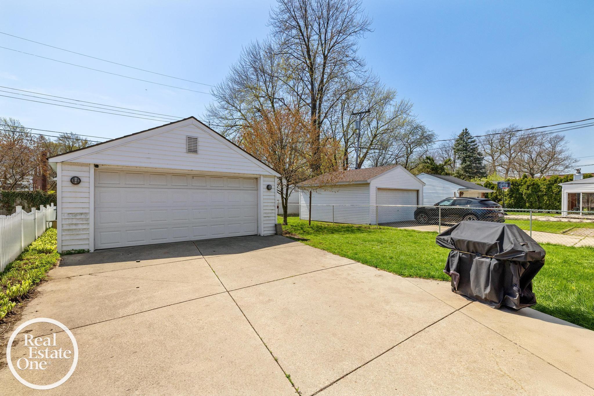 375 Ridgemont Road Grosse Pointe, MI 48236 - Photo 23 of 29 50172720-770fe7ec-00e5-490a-94dc-880180bcd64b.JPG