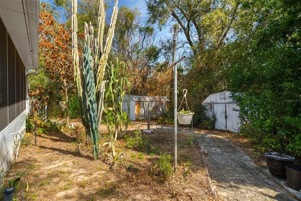 a view of a back yard