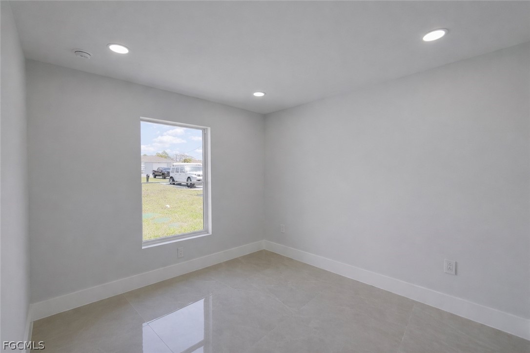 4529 18th Street Southwest Lehigh Acres, FL 33973 - Photo 14 of 50 an empty room with a window