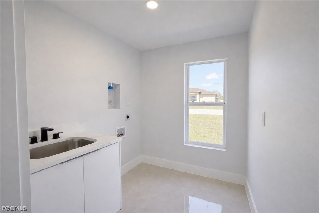 4529 18th Street Southwest Lehigh Acres, FL 33973 - Photo 20 of 50 a bathroom with a bathtub sink and window