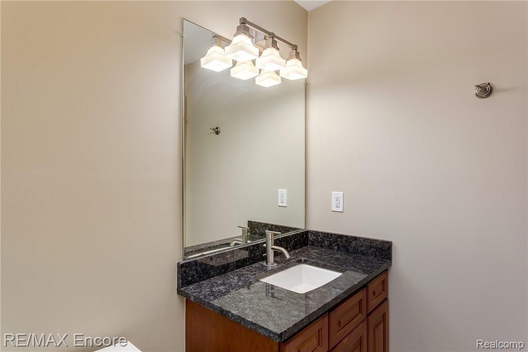 6832 Oakhurst Ridge Road Clarkston, MI 48348 - Photo 31 of 38 Bedroom 4 - Ensuite Full Bathroom