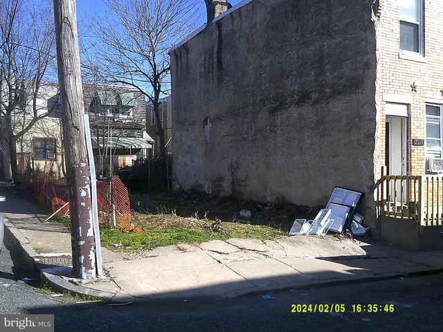 a wooden bench sitting in front of a building