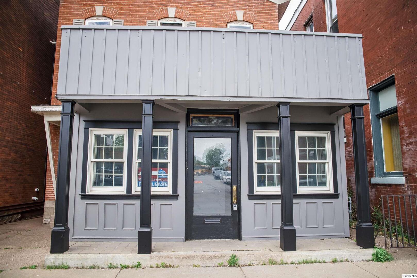424 South 8th Street Quincy, IL 62301 - Photo 1 of 9 a view of a house with entrance door