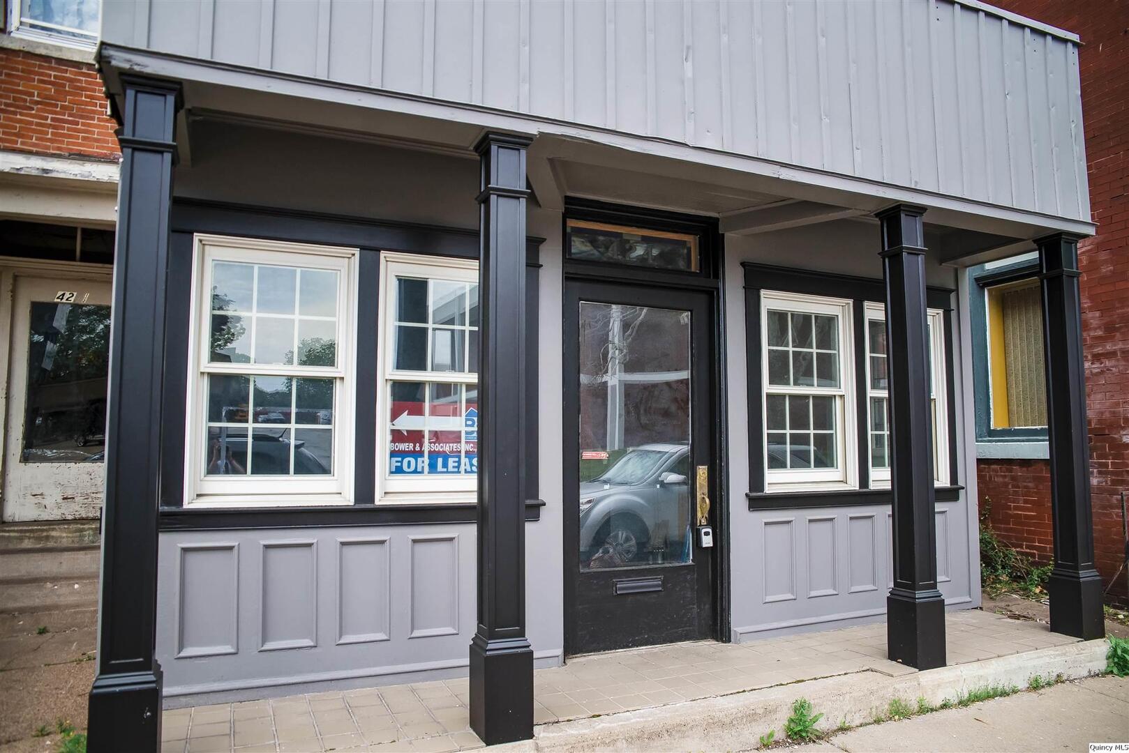 424 South 8th Street Quincy, IL 62301 - Photo 2 of 9 a view of entrance and building