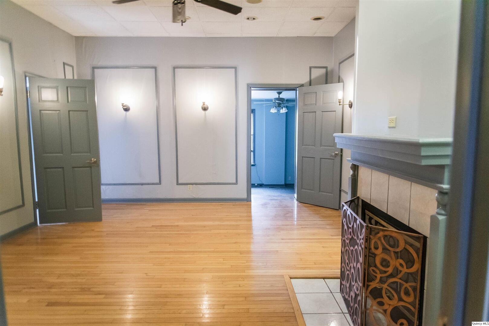 424 South 8th Street Quincy, IL 62301 - Photo 6 of 9 a view of livingroom with hardwood