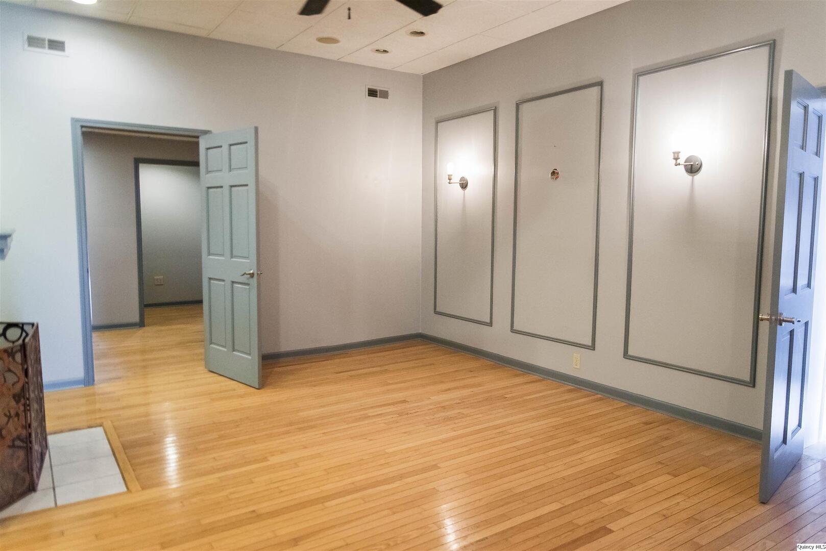 424 South 8th Street Quincy, IL 62301 - Photo 7 of 9 a view of an empty room