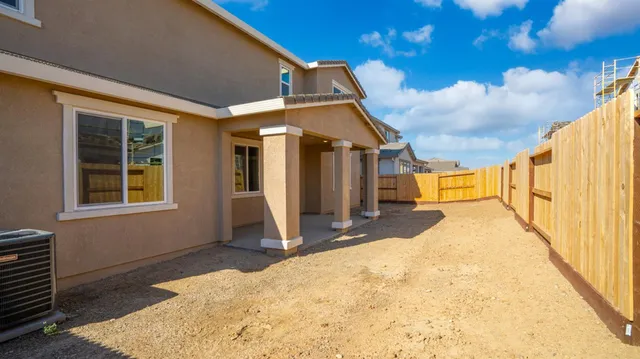 a view of a house with backyard and roof