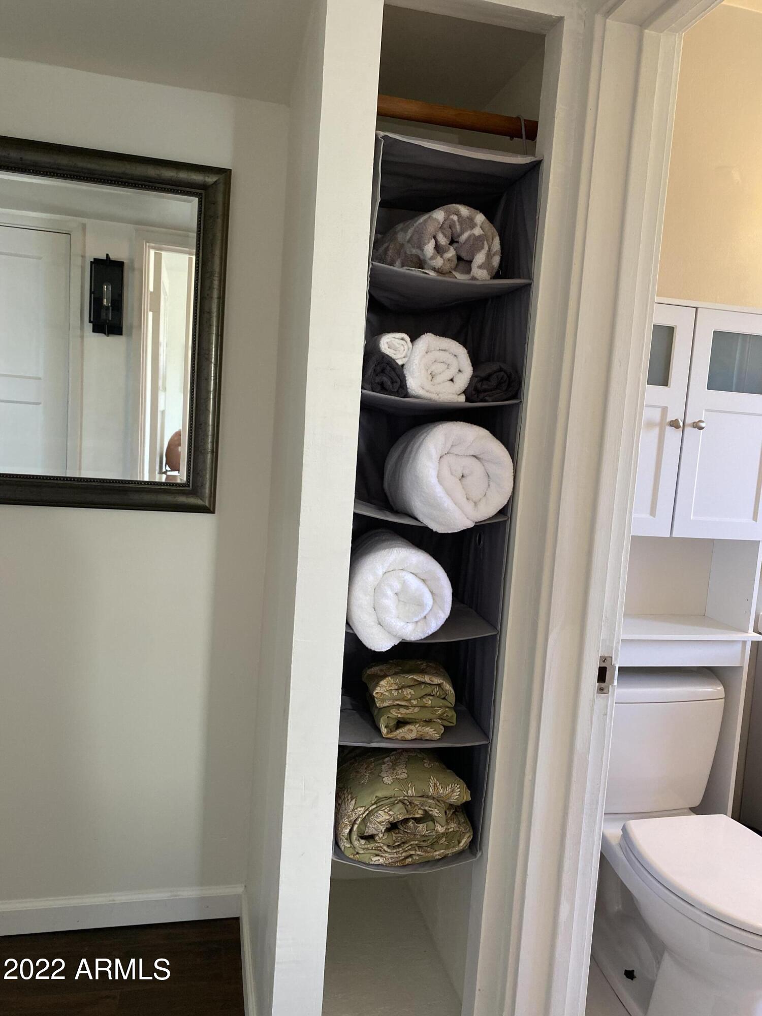 1102 West Roma Avenue Phoenix, AZ 85013 - Photo 21 of 37 Bath Linen niche