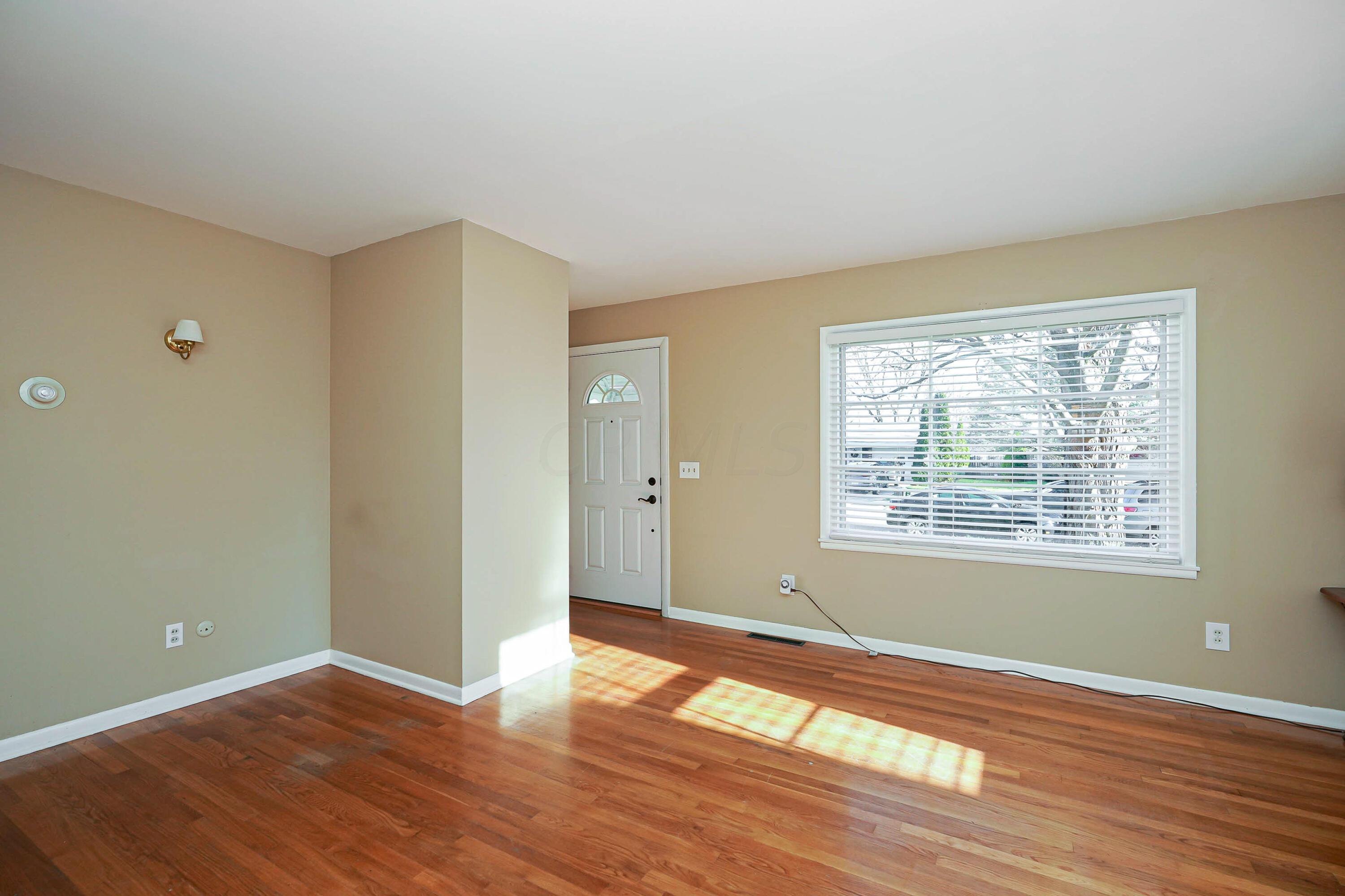 413 Darbyhurst Road Columbus, OH 43228 - Photo 6 of 34 Spacious Family Room