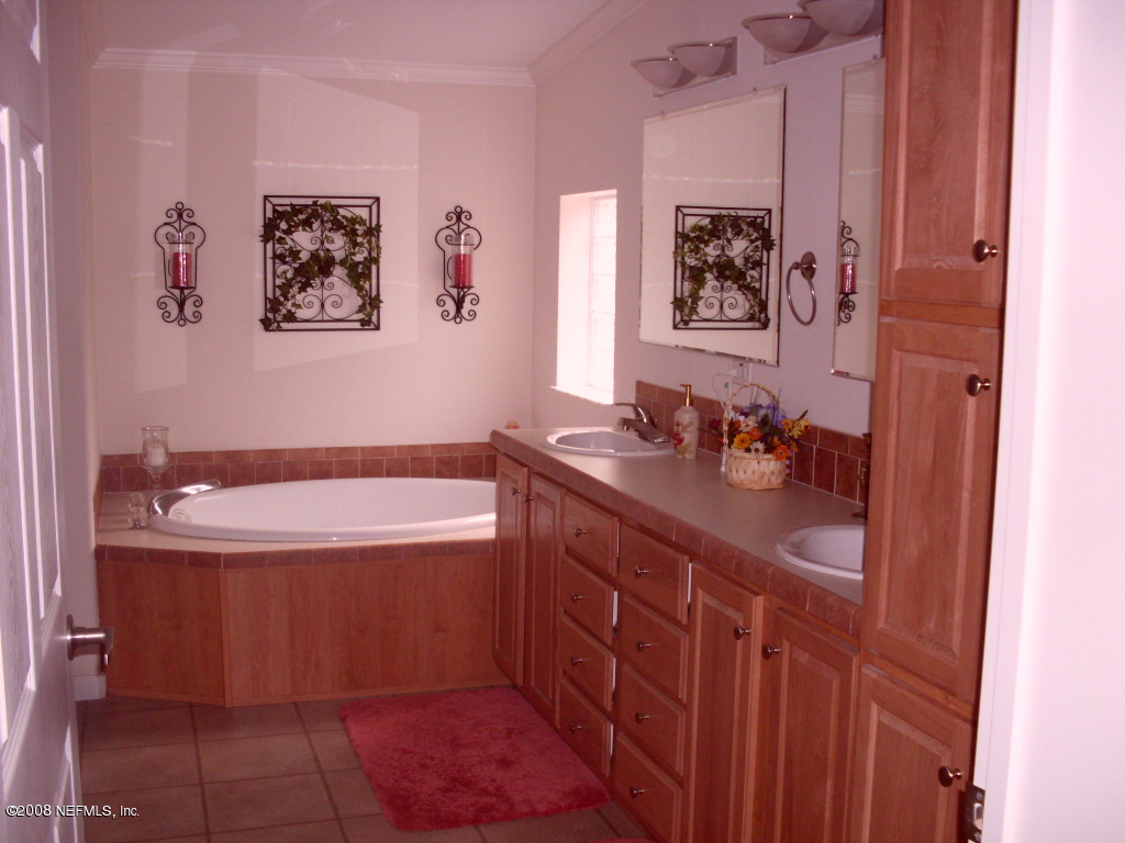 694 Dave Brown Road St. George, GA 31562 - Photo 17 of 19 Master Bath