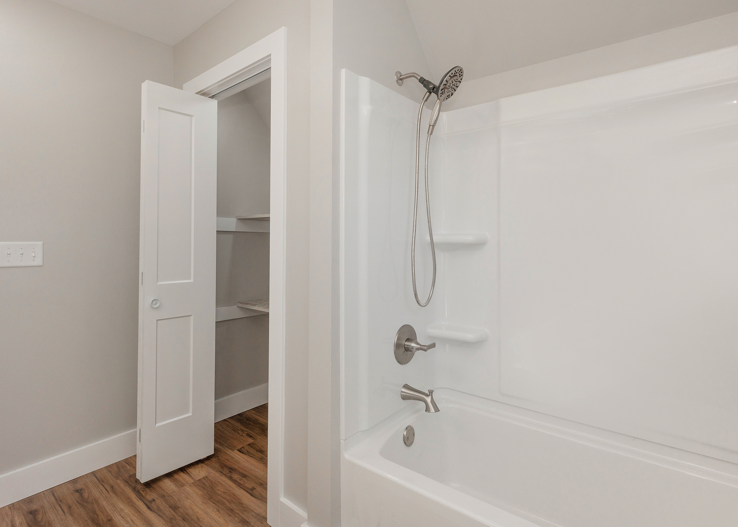 1212 14th Avenue Moline, IL 61265 - Photo 24 of 32 a bathroom with a bathtub