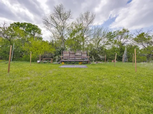 a view of a house with backyard