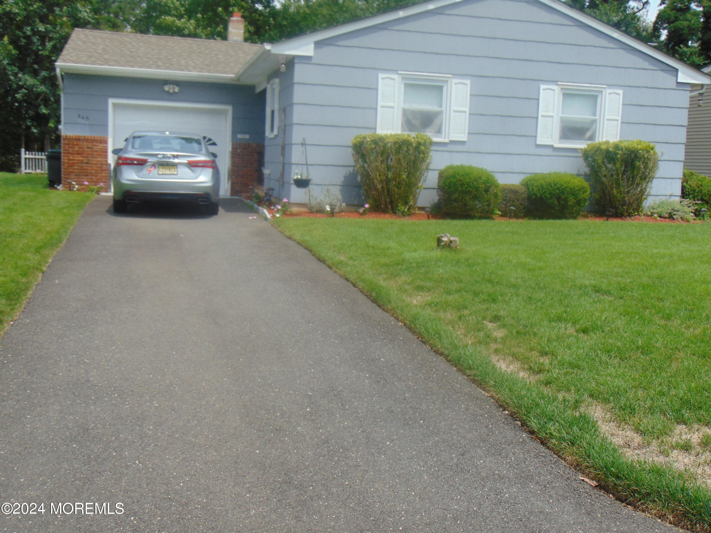 849 Edgebrook Dr North