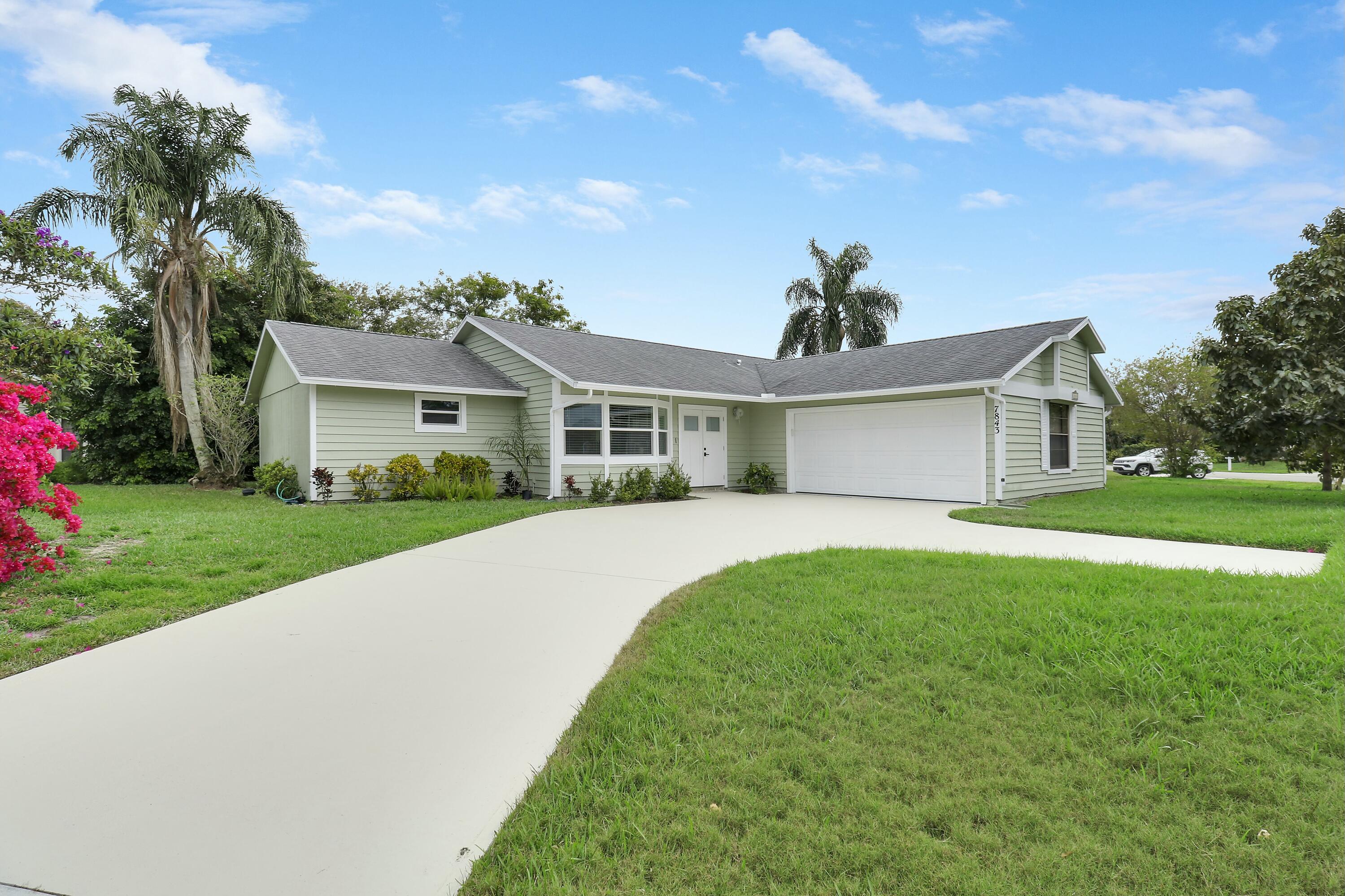 7843 Southeast Lexington Avenue Hobe Sound, FL 33455 - Photo 2 of 34 Front of Home