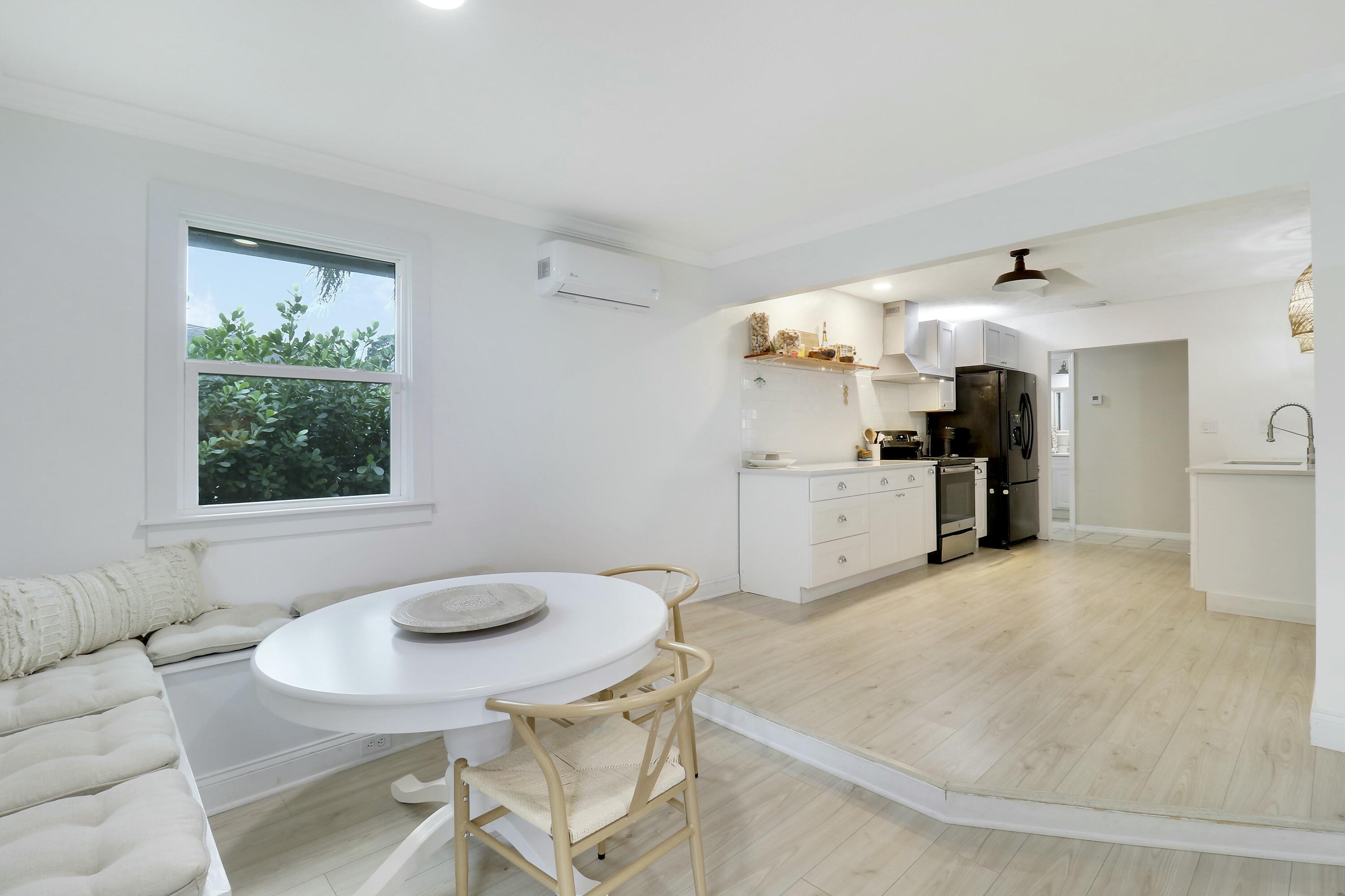 7843 Southeast Lexington Avenue Hobe Sound, FL 33455 - Photo 24 of 34 BANQUETTE TO KITCHEN
