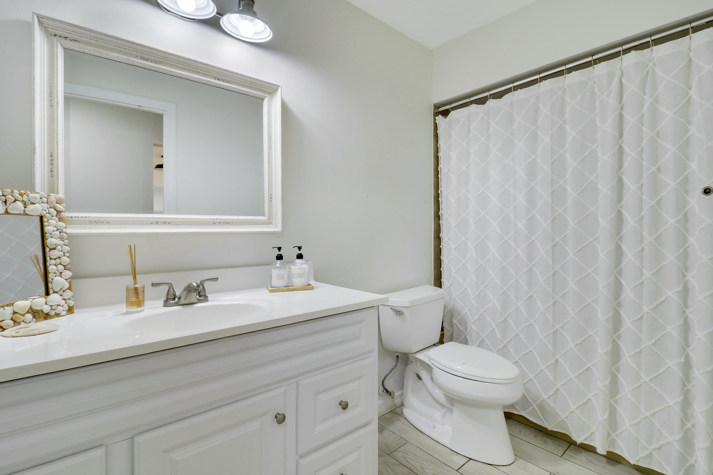 7843 Southeast Lexington Avenue Hobe Sound, FL 33455 - Photo 30 of 34 GUEST BATHROOM