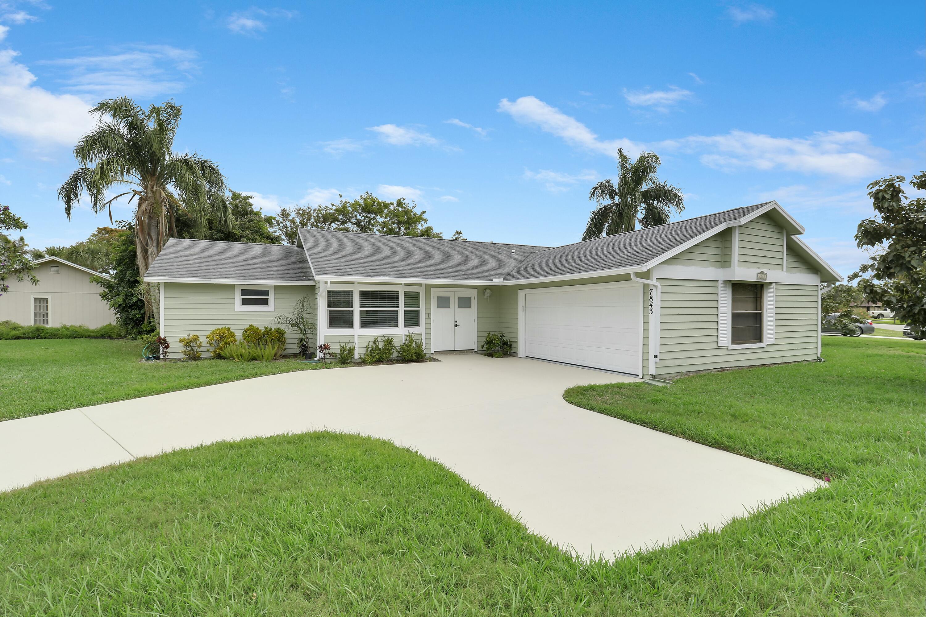 7843 Southeast Lexington Avenue Hobe Sound, FL 33455 - Photo 3 of 34 Front of Home