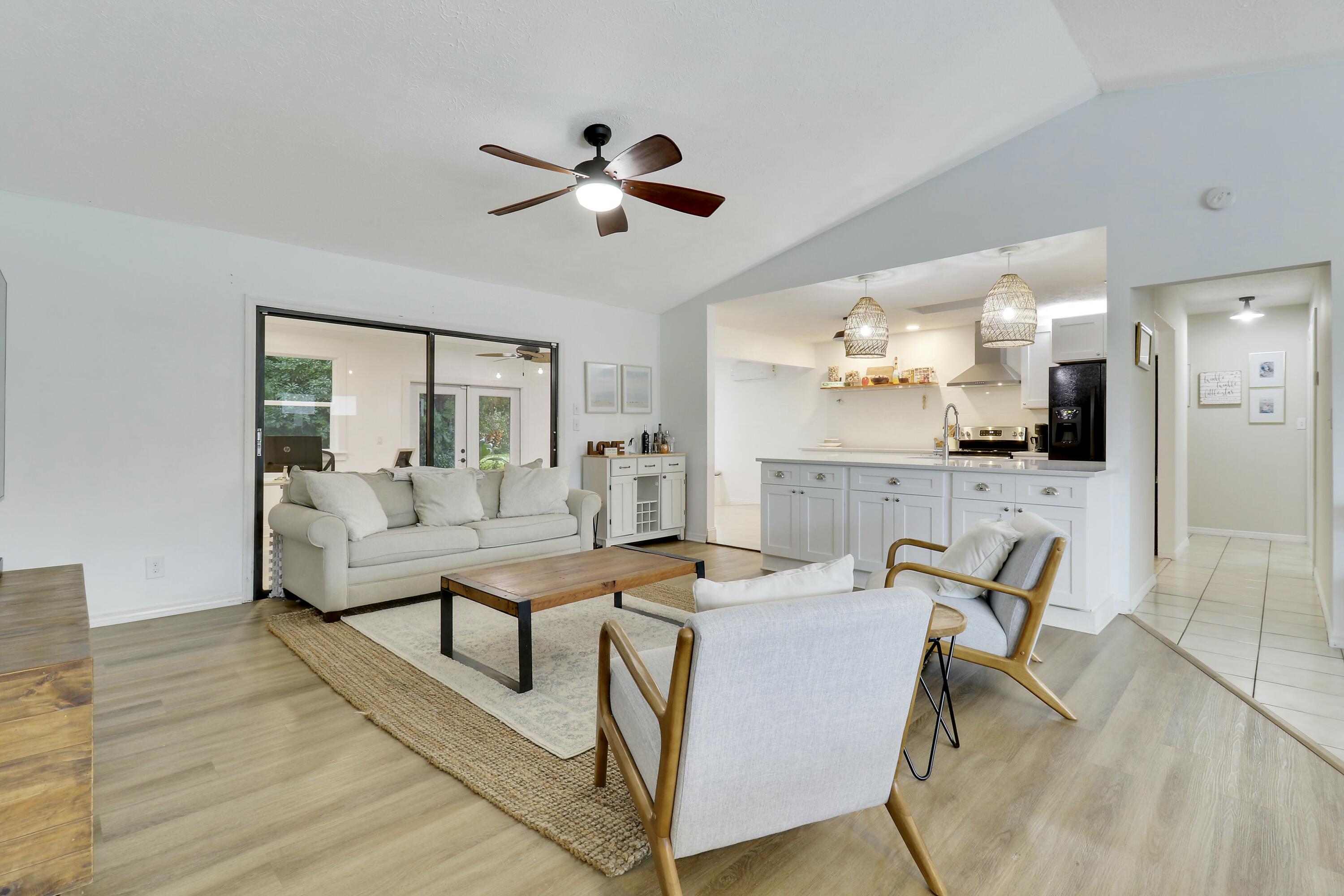 7843 Southeast Lexington Avenue Hobe Sound, FL 33455 - Photo 5 of 34 LIVING ROOM