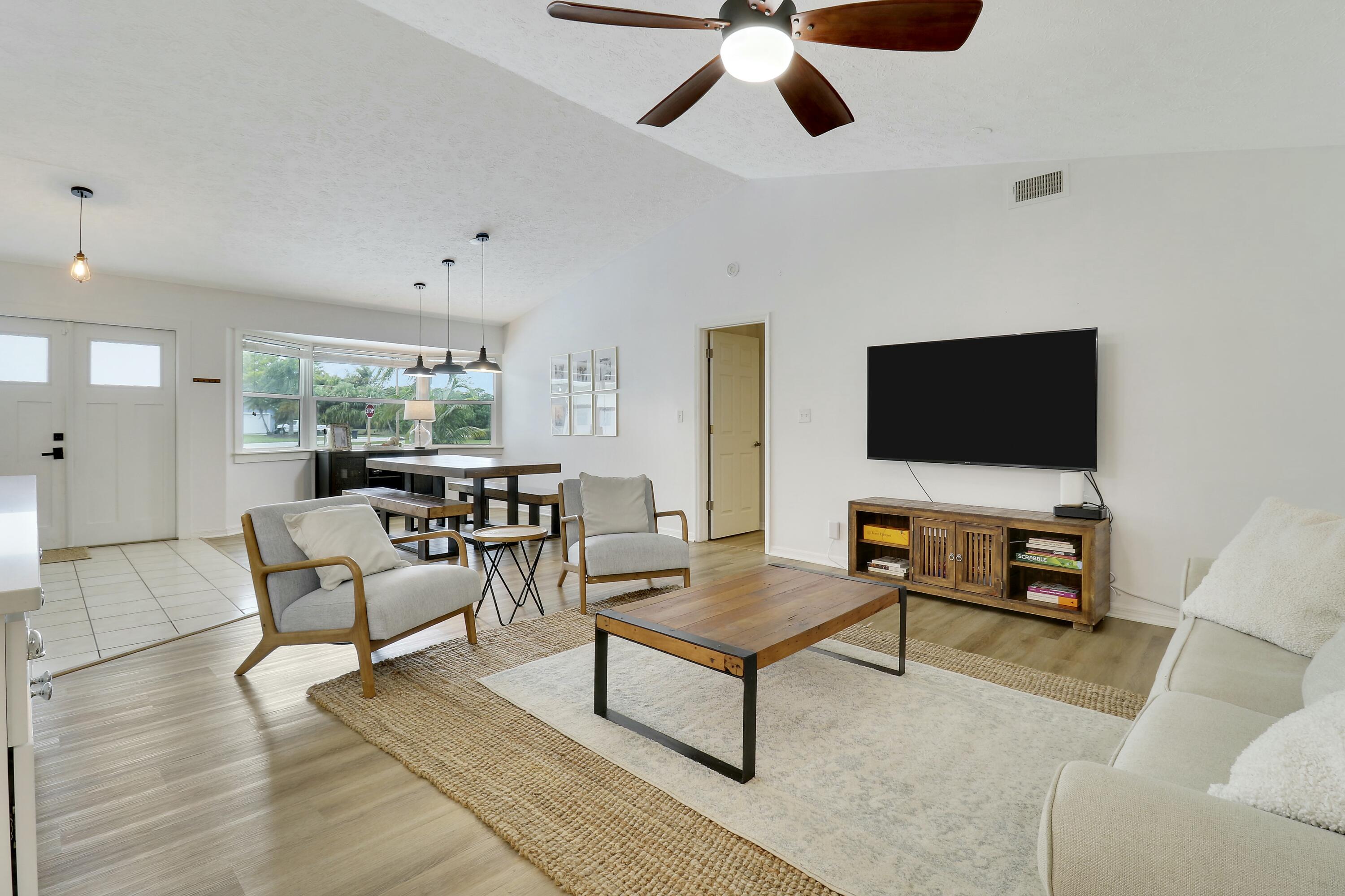 7843 Southeast Lexington Avenue Hobe Sound, FL 33455 - Photo 7 of 34 LIVING ROOM