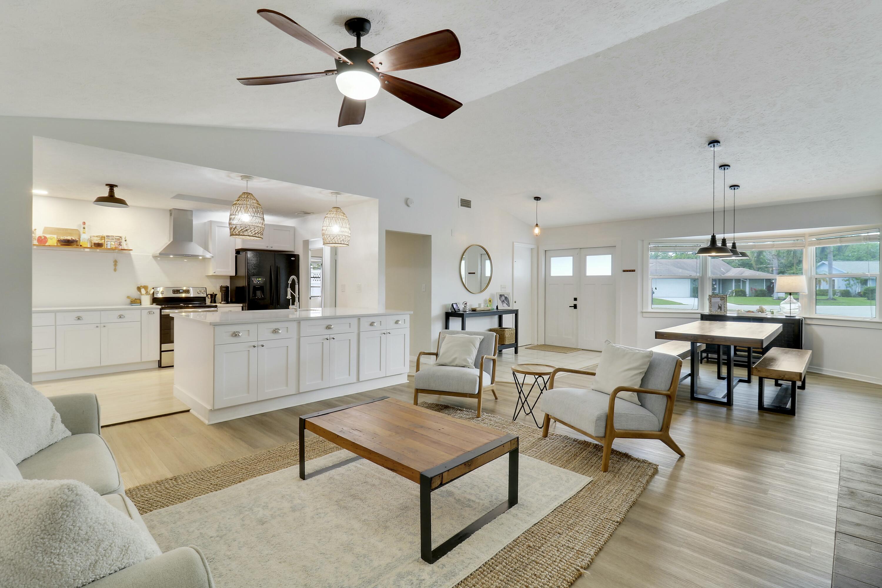 7843 Southeast Lexington Avenue Hobe Sound, FL 33455 - Photo 8 of 34 LIVING ROOM