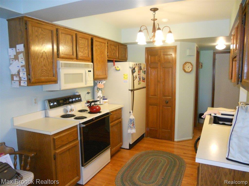 385 Meadow Bridge Drive, Unit 110 Rochester, MI 48307 - Photo 5 of 19 Kitchen.JPG