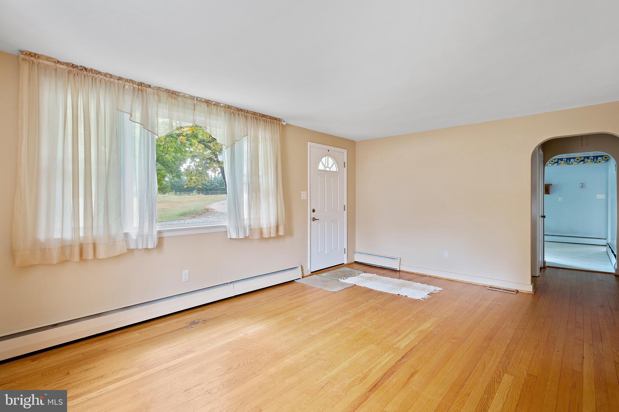 21610 Parker Road Freeland, MD 21053 - Photo 4 of 33 Entry/living room